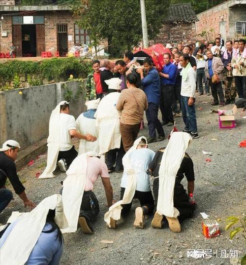 球盟会入口：活不起更死不起！殡仪馆纸棺880两分钟悼词1200谁在背后撑腰(图3)