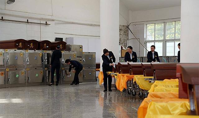 活不起更死不起！殡仪馆纸棺材880念两分钟悼词1200凭什么(图7)