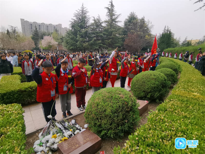 中小学生走进潍坊市革命烈士陵园 传承红色基因 赓续英烈精神(图7)