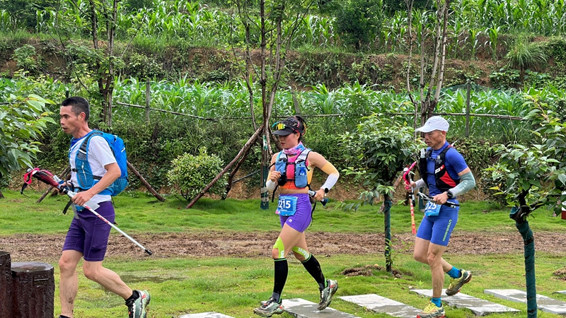 雨中竞速 跑者点赞贵州金沙“诗与远方”(图2)