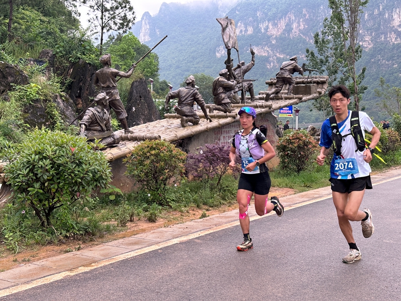 雨中竞速 跑者点赞贵州金沙“诗与远方”(图3)
