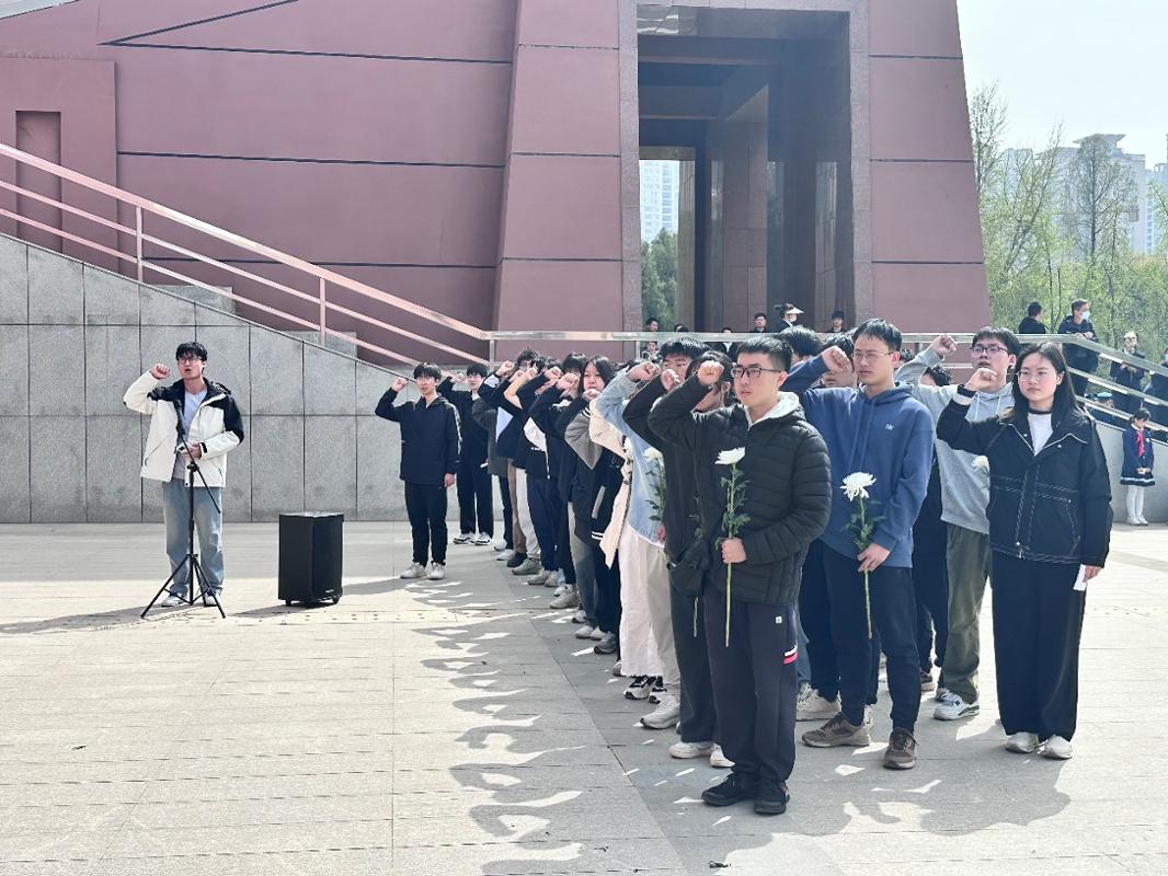 【双院协同】南洋书院联合电气学院组织师生清明赴西安烈士陵园祭扫(图6)