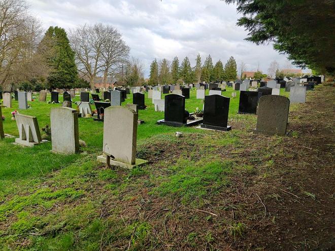 院山公墓打破一块墓地抵得上半套房：36900卧碑双墓(图2)