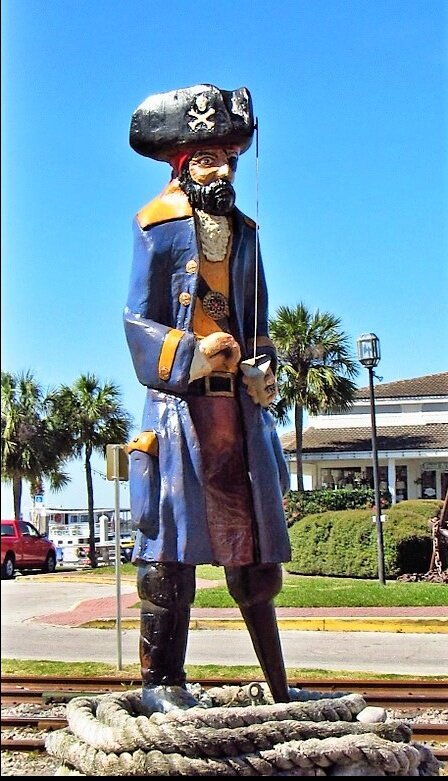 佛罗里达州一巨型海盗雕像内发现人类骨灰 原因成谜(图2)