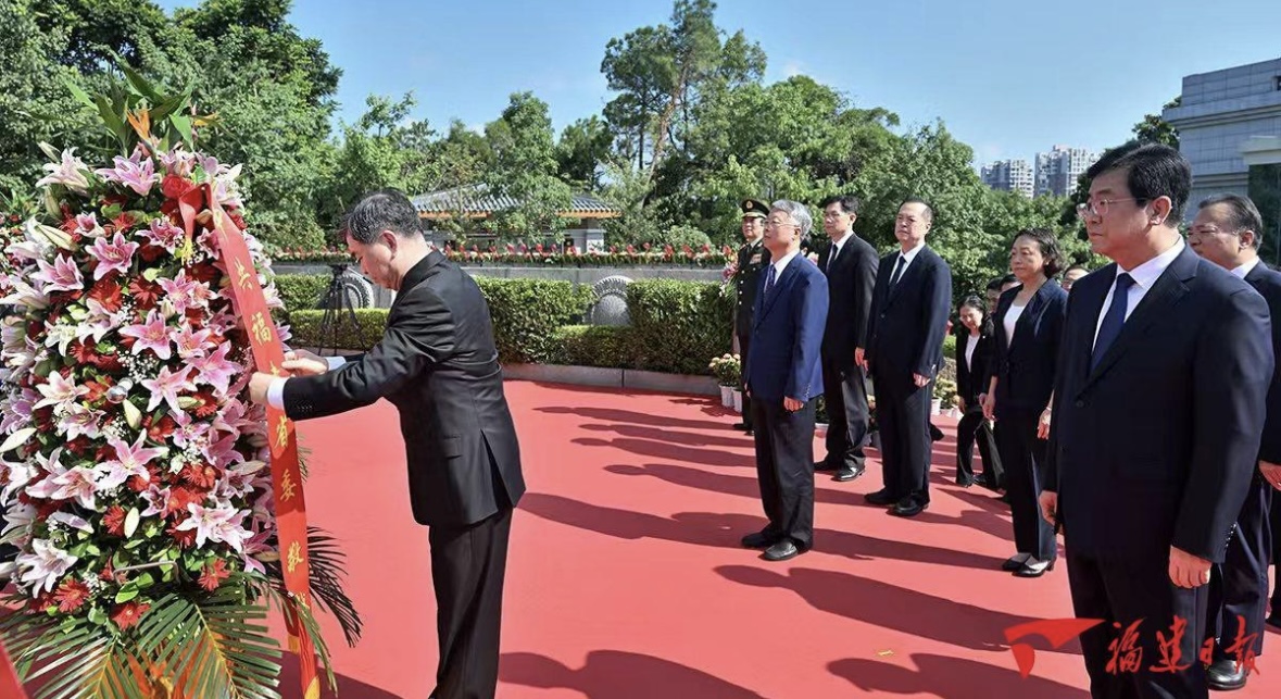 烈士纪念日向革命烈士敬献花篮仪式在榕举行(图2)