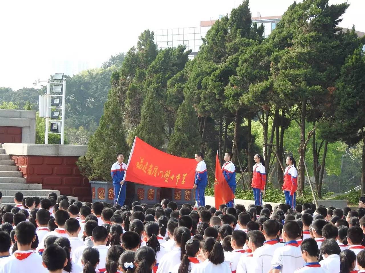 球盟会入口：缅怀先烈感恩先辈双十中学初一师生祭扫厦门革命烈士陵园(图3)