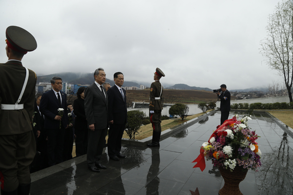 王毅祭扫江东郡中国人民志愿军烈士陵园(图2)