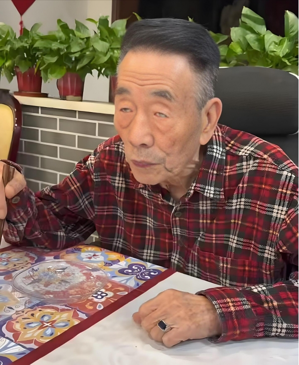 球盟会入口：杨少华灵堂曝光供桌上摆10条华子意欲何为？(图10)