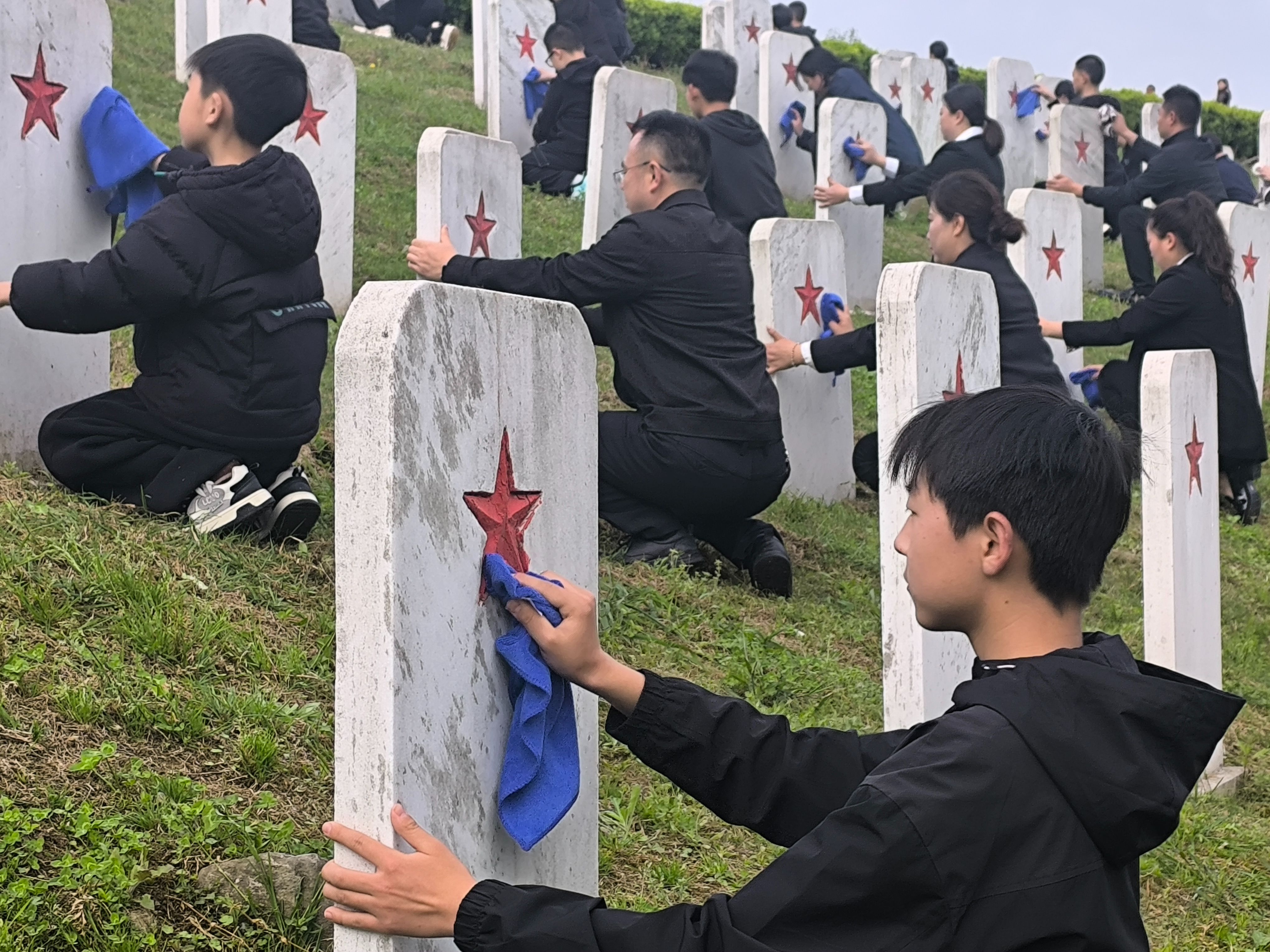 球盟会：清明祭英烈！在全国最大红军烈士陵园传承永不褪色的红色基因(图3)